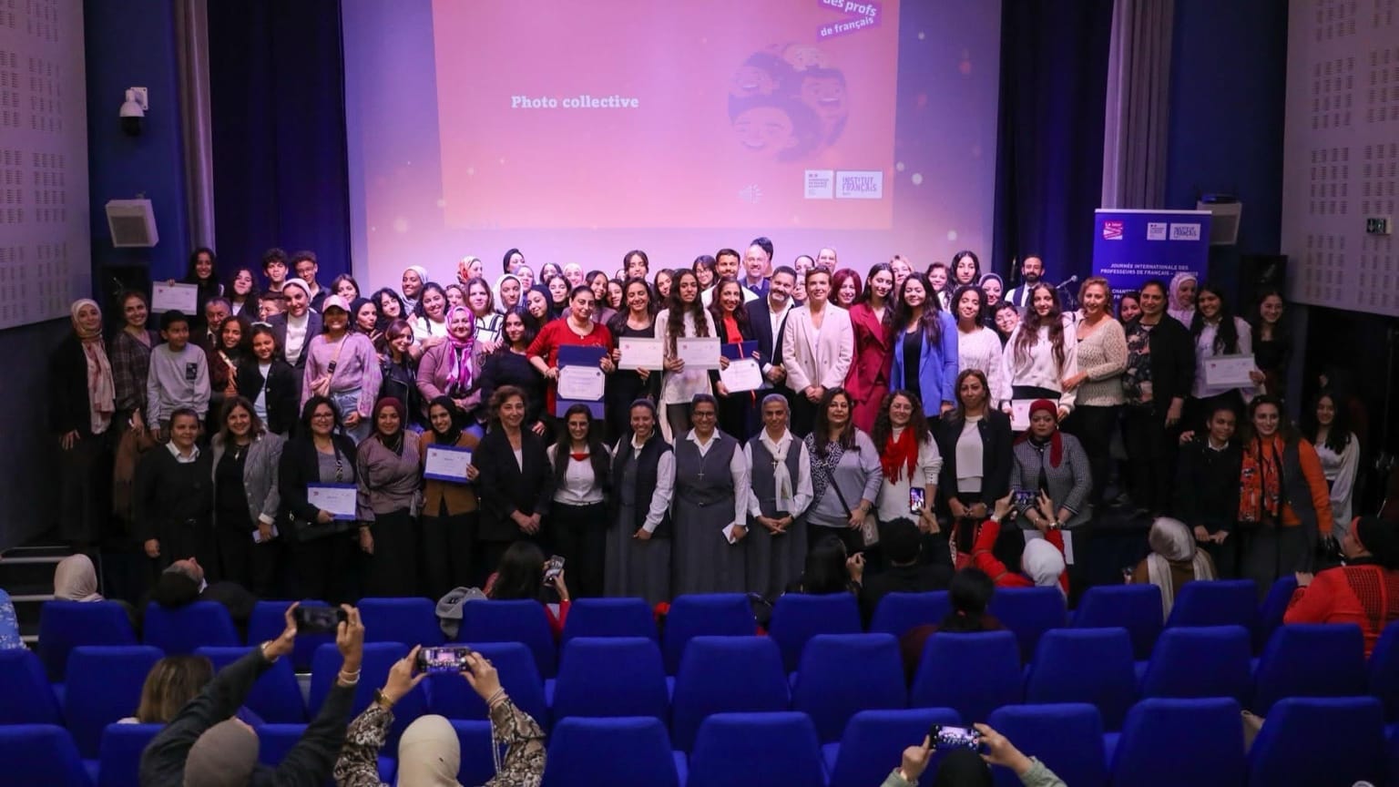 Photo collective des participants, professeurs, lauréats et invités réunis pour célébrer ensemble l’édition 2025 de la Journée Internationale des Professeurs de Français au Caire.