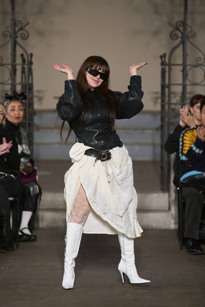 Dilara Findikoğlu : l’étoile turque qui électrise Paris et réinvente l’audace dans la mode contemporaine