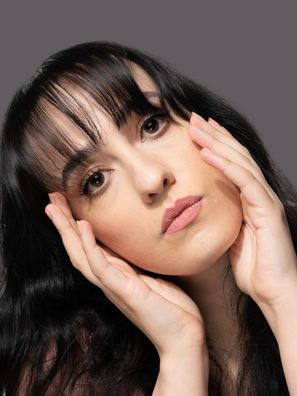 Lubna Abou-kheir — une artiste qui transforme la scène en espace de mémoire, où l’exil, l’identité et l’expérience humaine deviennent une écriture vivante du théâtre.