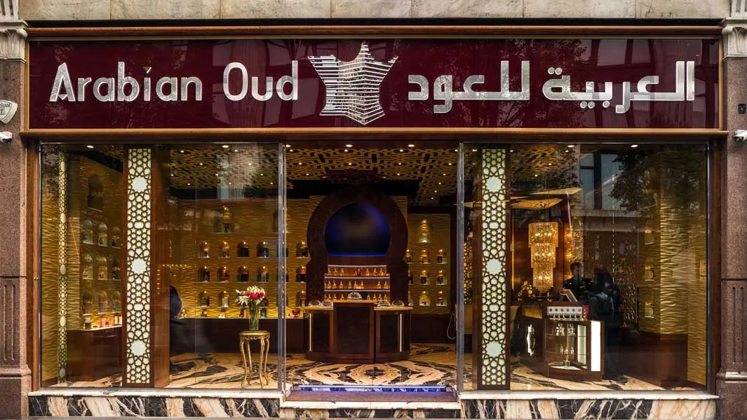 Le parfum d’Orient sur les Champs-Élysées : quand l’oud arabe rivalise avec les essences de Paris