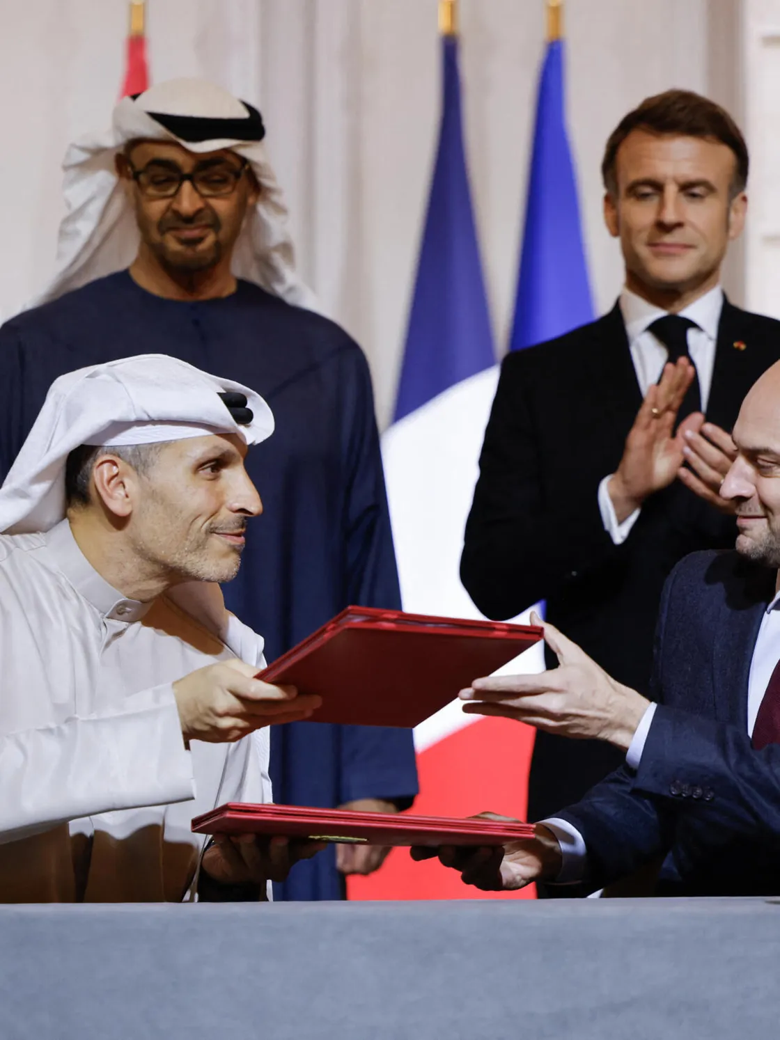 L’investissement historique des Émirats : 50 milliards d’euros pour un géant de l’IA en France