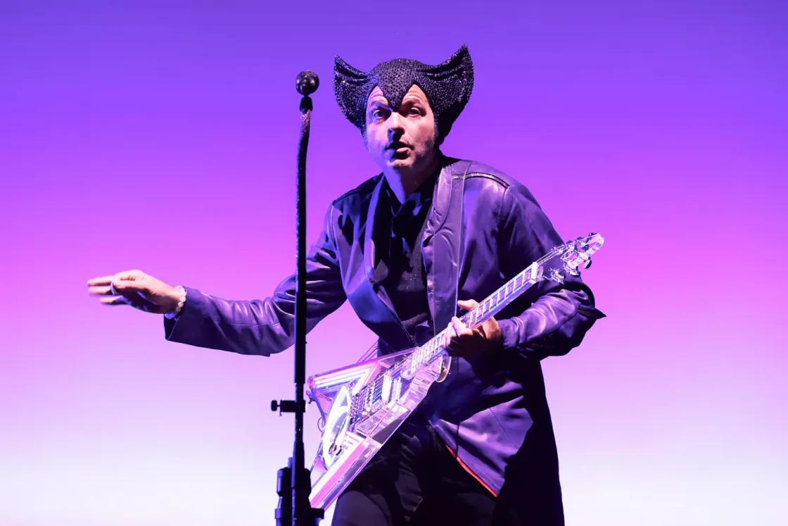 Matthieu Chedid, dit “M” : le musicien français qui tisse un pont vibrant entre Paris et l’Orient