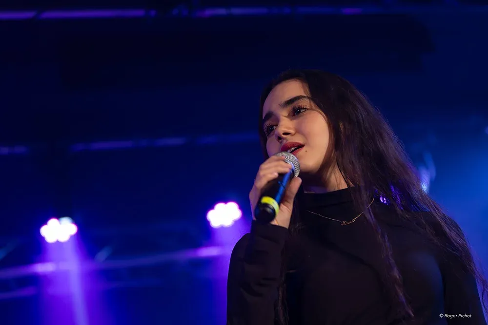 Kiona, une voix jeune entre deux rives sans récit imposé