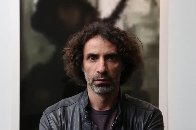 Rabih Mroué à Paris : la voix libanaise qui réinvente le théâtre contemporain entre Orient et Occident