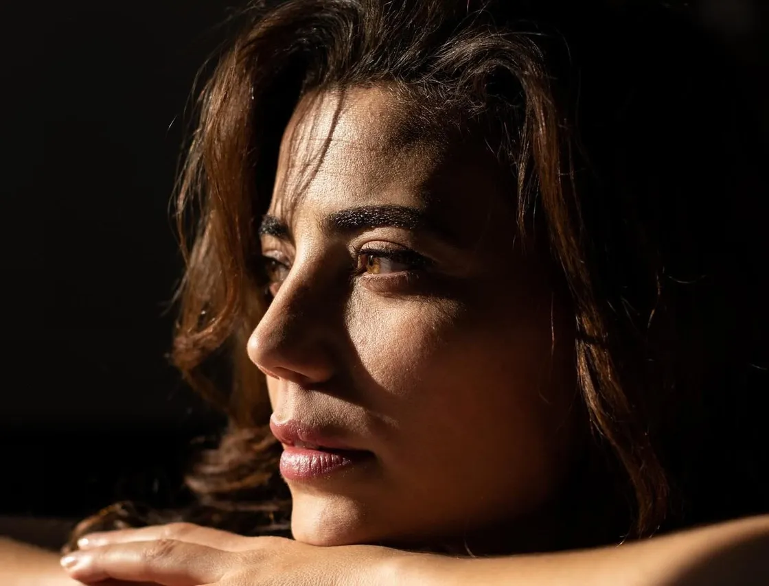 Nassima Benchicou, la présence tenue comme acte de jeu