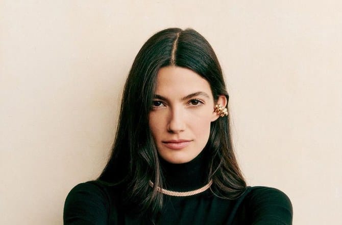 Tara Emad et Chanel : le visage oriental qui séduit la haute couture française