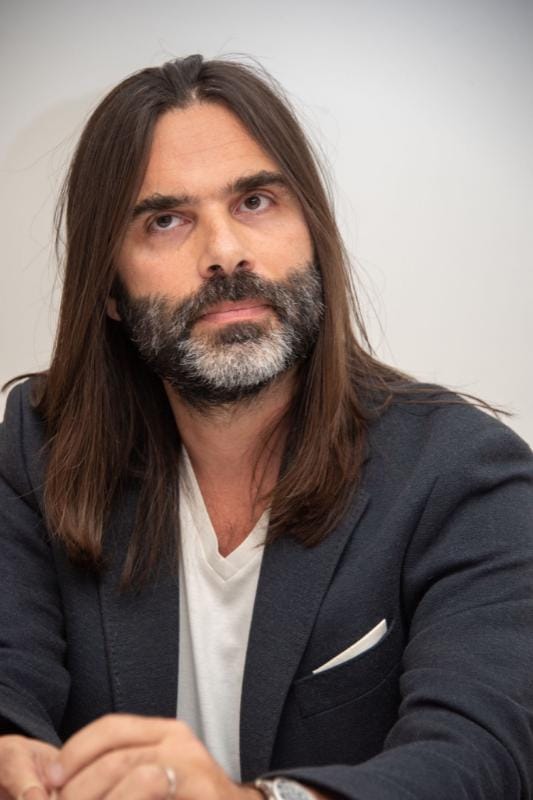 Khaled Mouzanar, la voix qui relie Beyrouth à Paris et redéfinit le dialogue entre les cultures