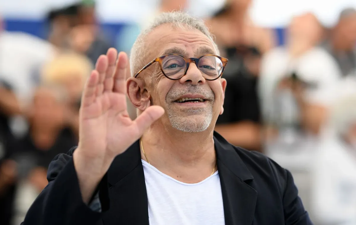 **Yousry Nasrallah** Cinéaste égyptien majeur, dont le dialogue constant avec la France a façonné une œuvre libre, politique et profondément auteuriste.