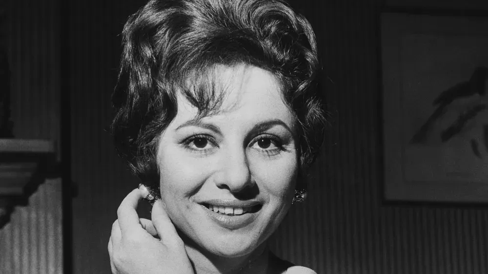  Faten Hamama lors d’une interview avec la télévision française en 1964.