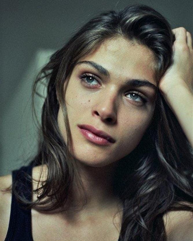 Elisa Sednaoui Dellal :Quand une Française d’origine égyptienne réinvente le lien entre Paris et l’Orient