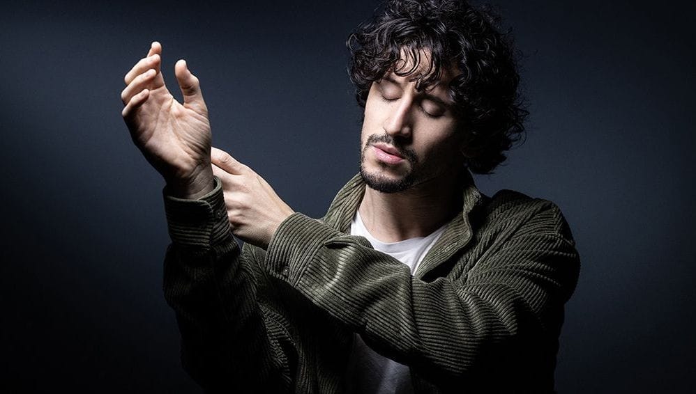 Mehdi Kerkouche, le corps comme cercle vivant Quand la danse française contemporaine retrouve la mémoire du rythme