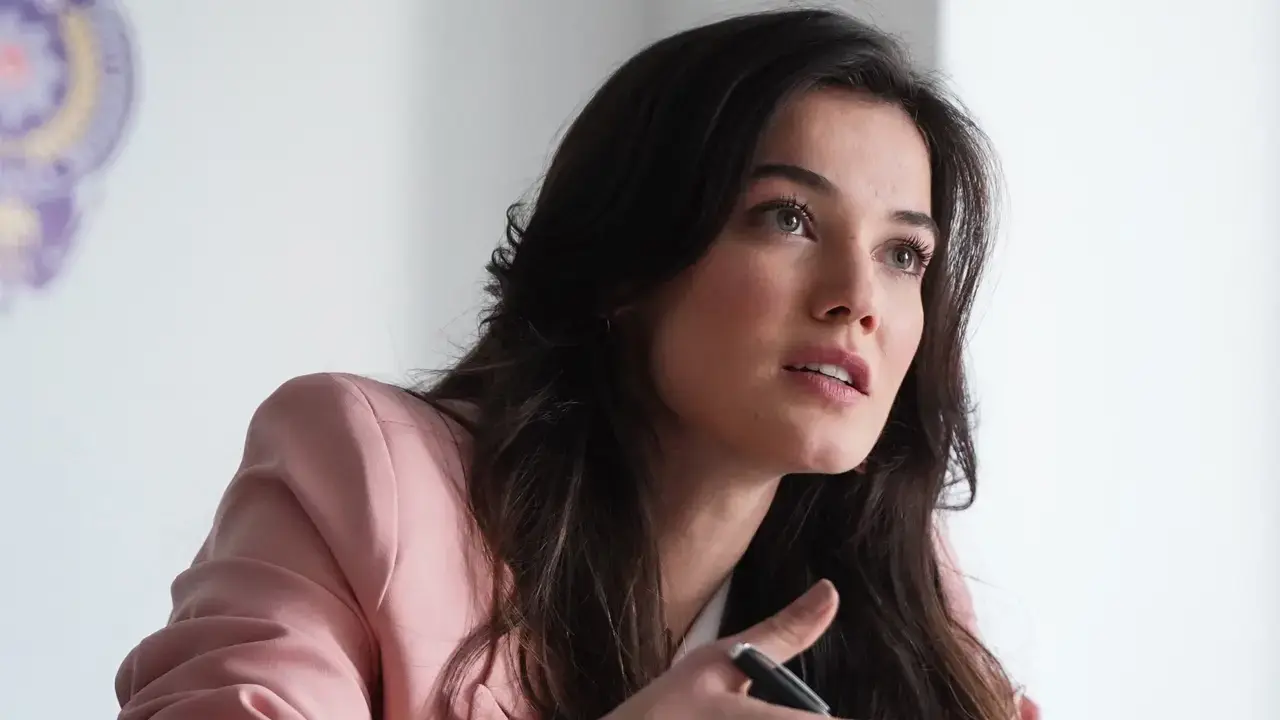 Pınar Deniz, l’éclat d’une actrice turque aux racines arabes, entre héritage levantin et élégance parisienne