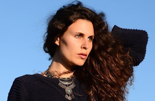 Dafné Kritharas, la voix comme mémoire vivante de la Méditerranée