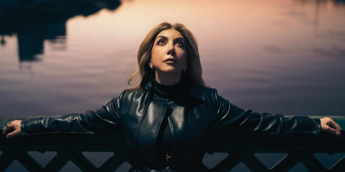 Nova Emad quand la voix devient un acte de mémoire plutôt qu’une nostalgie