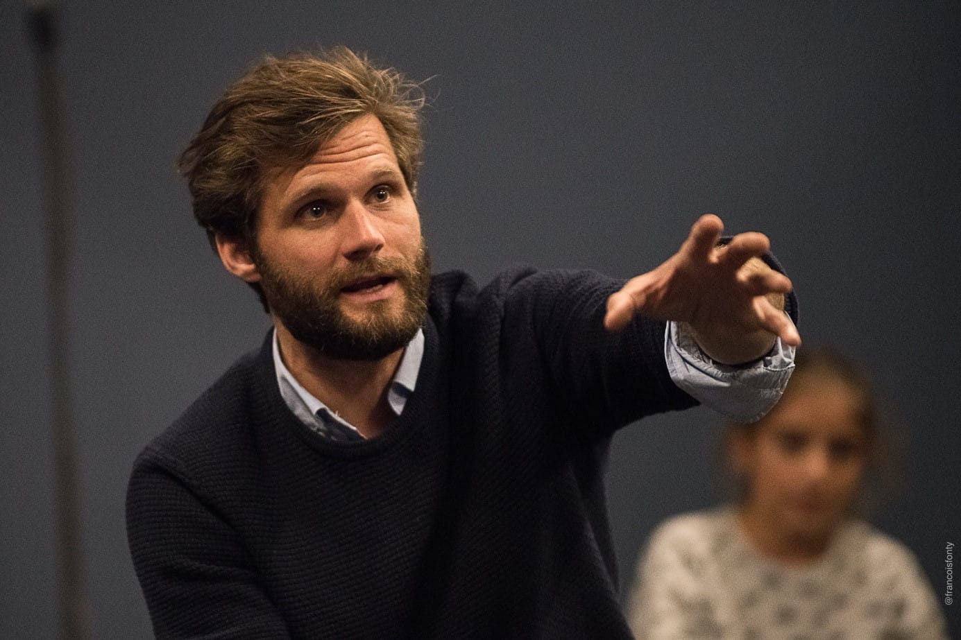 Alexis Michalik l’ingénieur des récits et l’architecte du temps théâtral