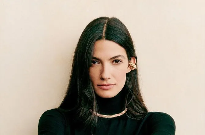 Tara Emad et Chanel : le visage oriental qui séduit la haute couture française