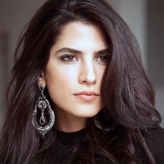 Carmen Bsaibes : entre Beyrouth et Paris, la trajectoire d’une actrice qui avance sans frontières