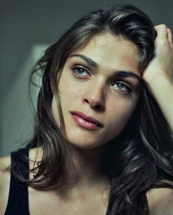 Elisa Sednaoui Dellal :Quand une Française d’origine égyptienne réinvente le lien entre Paris et l’Orient