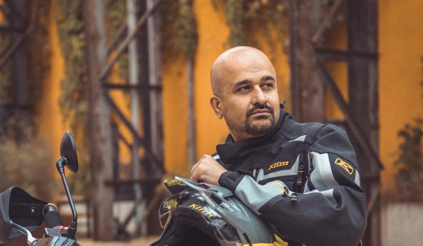 Quand la route devient destination : Khalid Al-Jaber ou l’art du voyage lent