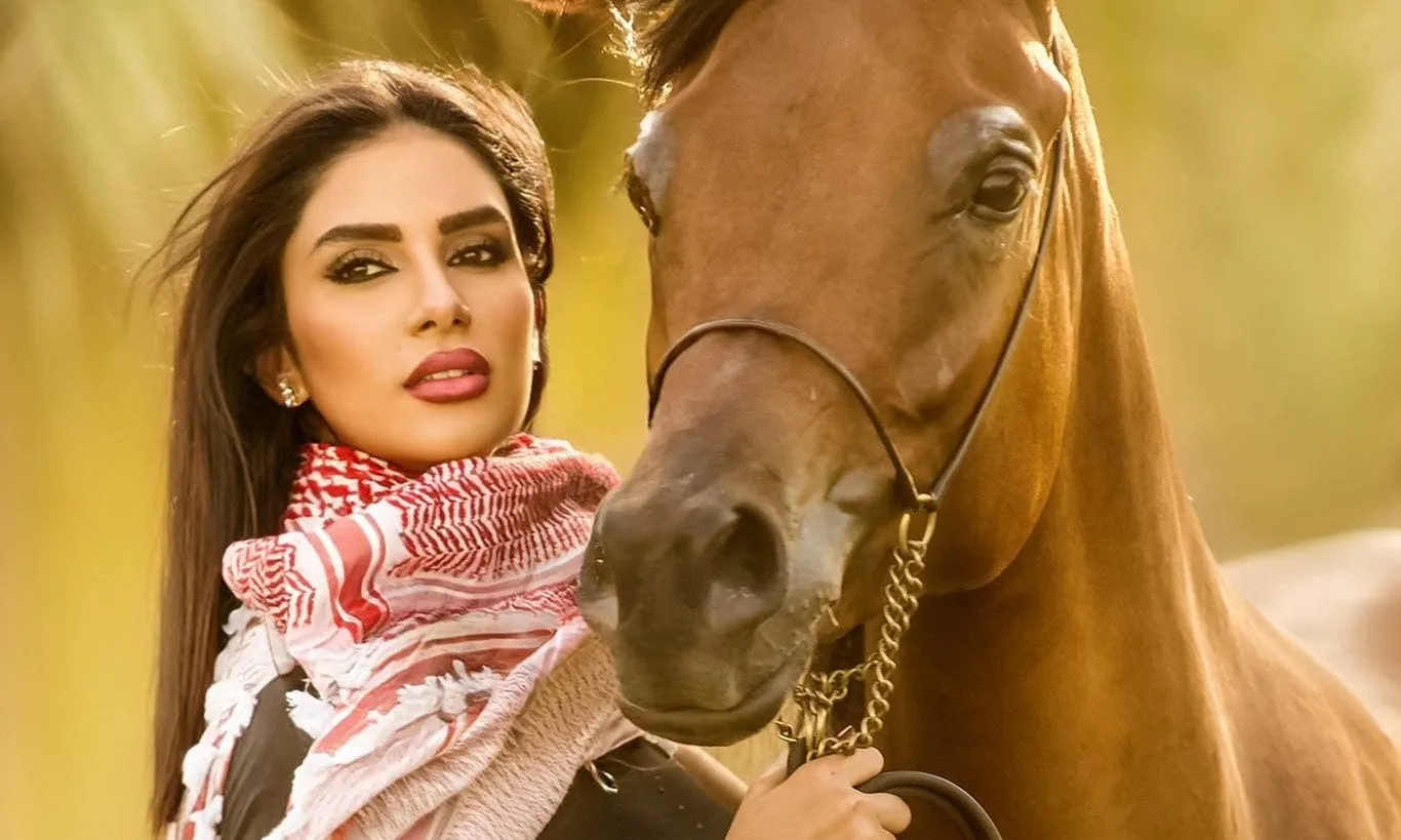 Ahlam Ajarmeh, ou l’identité tenue : quand le parcours précède l’image