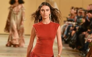 Quand la mode parisienne rencontre l’Orient : identité, économie et rayonnement culturel d’un dialogue en plein essor