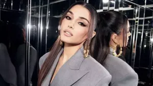 Hande Erçel, la construction silencieuse d’une figure de mode entre Orient et Paris