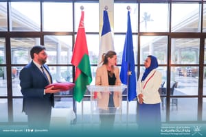 Paris–Mascate : un pont discret où l’histoire, l’art et le parfum du Levant se répondent