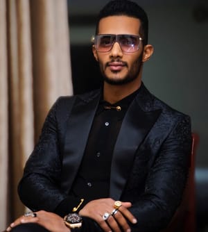 Mohamed Ramadan honoré à Paris pour son influence artistique au moment où il dévoile “Toxic” et prépare son retour au cinéma