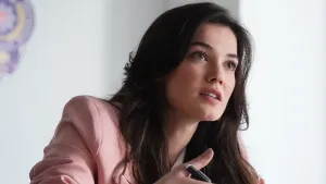 Pınar Deniz, l’éclat d’une actrice turque aux racines arabes, entre héritage levantin et élégance parisienne