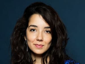 Hajar Azell, écrire pour résister au temps court