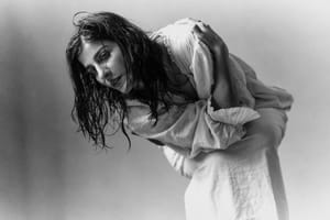 Mina Kavani Le corps interdit devenu parole Mina Kavani, ou l’acte de jouer comme résistance