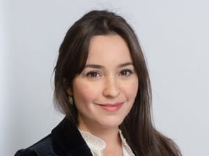 Julie Martinez, ou l’apprentissage discret du langage public à l’ère de la surexposition