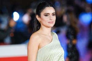 Raha Rahbari Une présence qui se construit dans la durée, où le choix des rôles devient un acte de pensée autant qu’un geste artistique