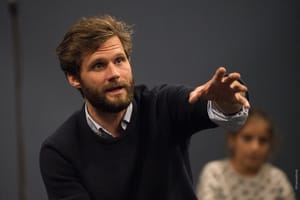 Alexis Michalik l’ingénieur des récits et l’architecte du temps théâtral