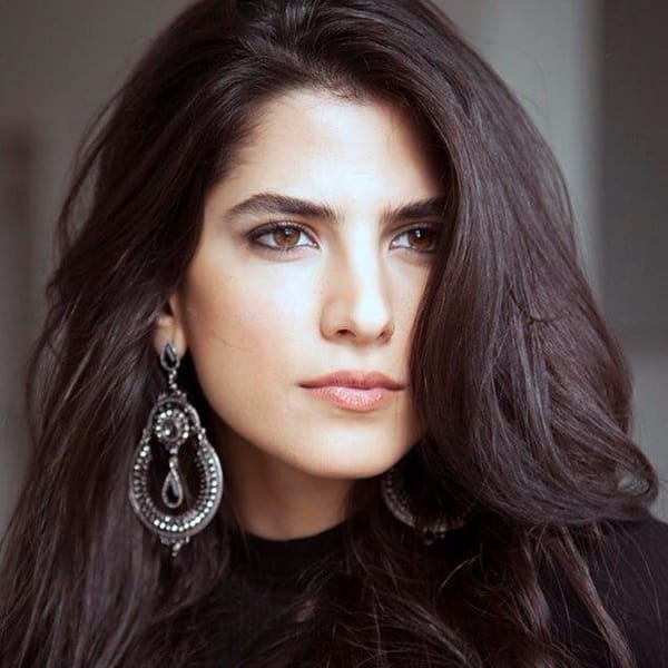 Carmen Bsaibes : entre Beyrouth et Paris, la trajectoire d’une actrice qui avance sans frontières