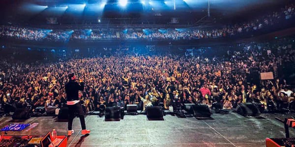 Tamer Hosny embrase Paris : un concert historique au Dôme devant une foule arabe en liesse