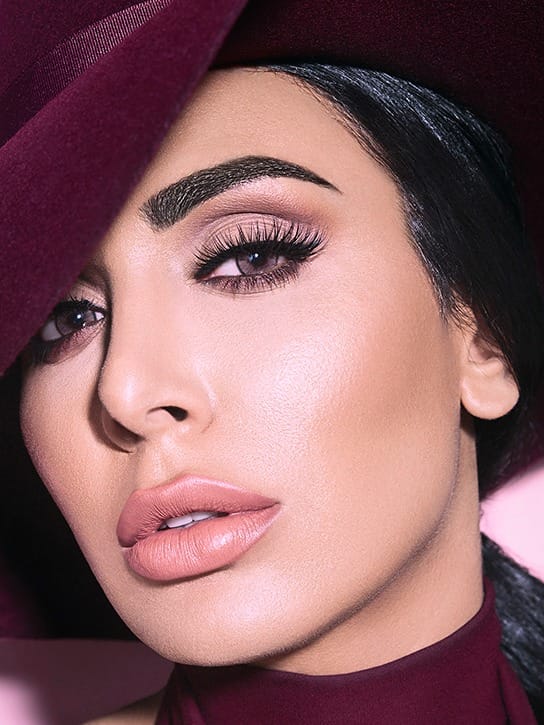 Huda Beauty et Paris : comment Huda Kattan a imposé l’esthétique orientale au cœur de la capitale mondiale de la beauté