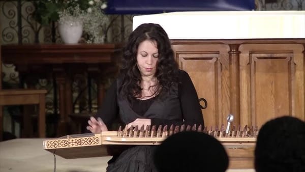 Hend Zouari, Paris comme ligne de tension : le qanun à l’épreuve du monde