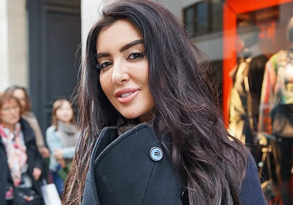 Mayssa Maghrebi face à Paris, une présence artistique au-delà des frontières et des images