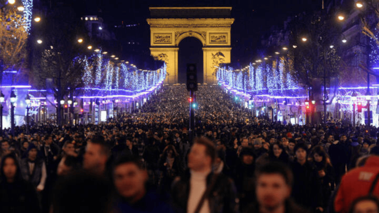 Un million de corps, une seule avenue : le réveillon du monde sur les Champs-Élysées