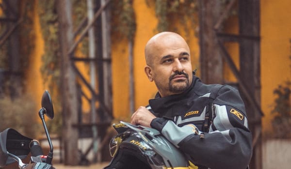 Quand la route devient destination : Khalid Al-Jaber ou l’art du voyage lent