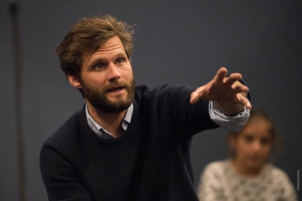 Alexis Michalik l’ingénieur des récits et l’architecte du temps théâtral